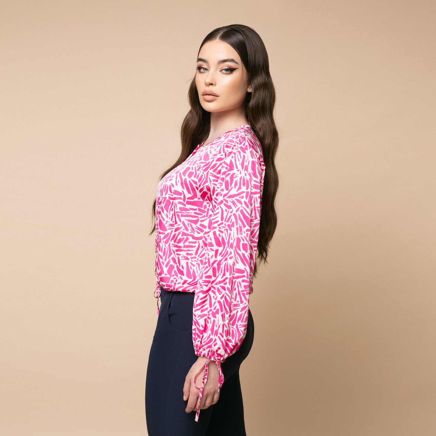 Bluza lejera cu siret de culoare roz 3