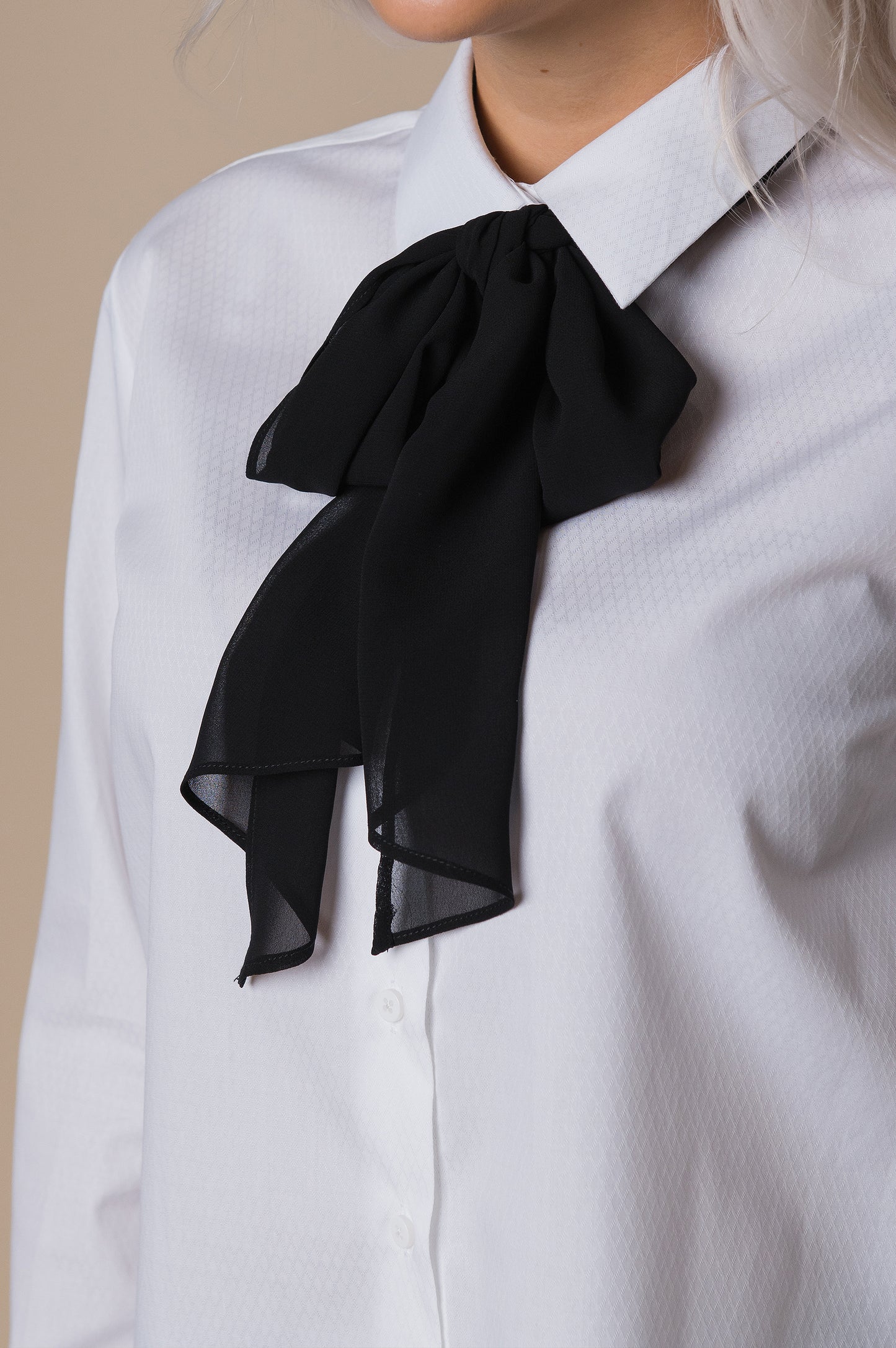 Camasa alba cu butoni si esarfa neagra