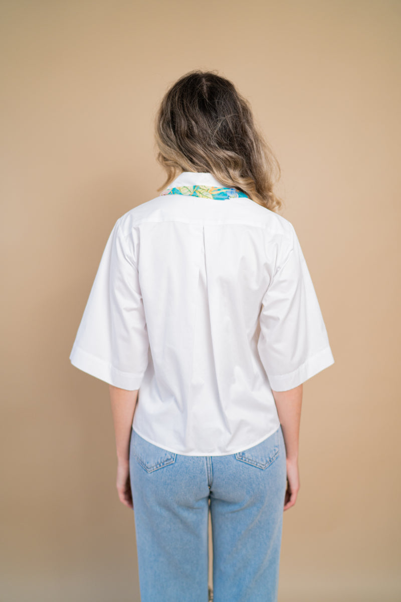 Camasa alba casual cu maneci 3/4 si esarfa florala