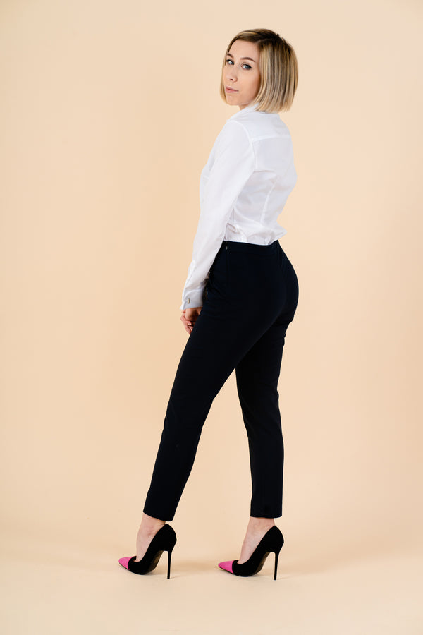 Camasa alba eleganta slimfit cu butoni in forma de fundite negre - Minimalis România