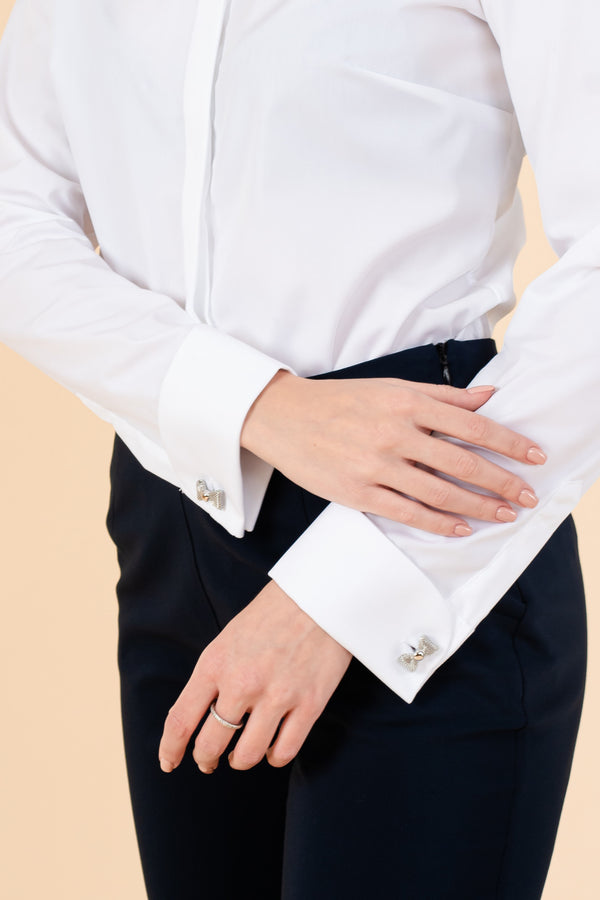 Cămașă albă elegantă de damă cu guler ascuțit și nasturi inimioare negre - Minimalis România