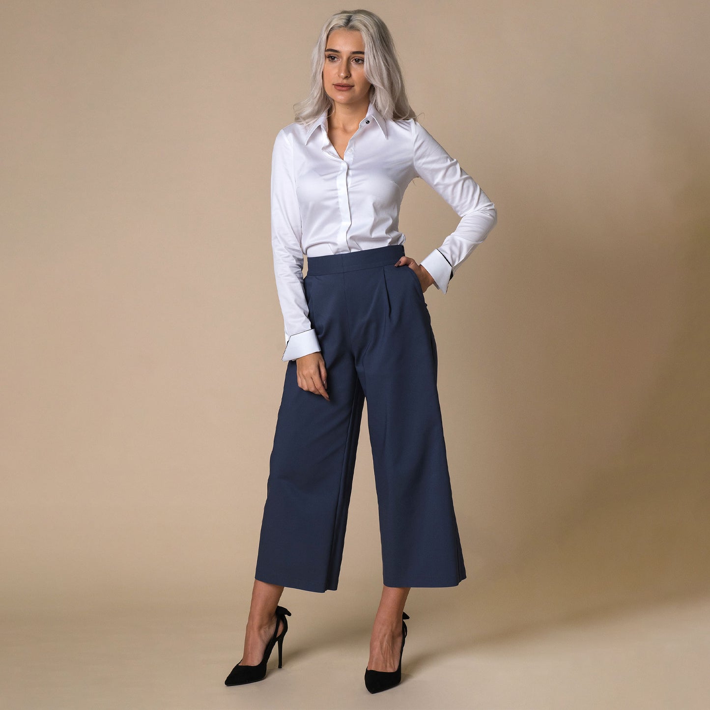 Pantaloni evazati 3/4 de culoare albastru inchis, model culotte