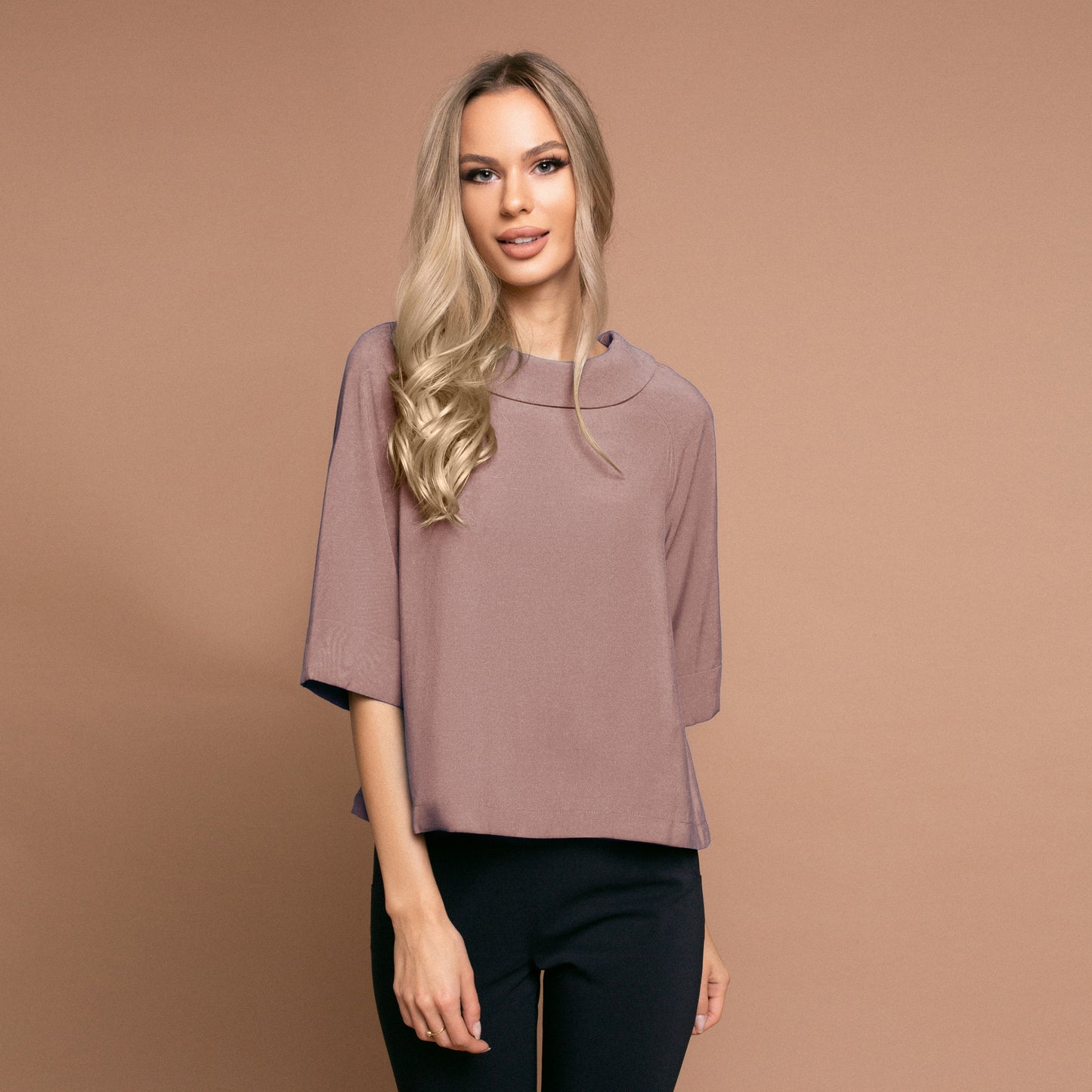 bluza dama cu guler rotund si nasturi la spate roz prafuit
