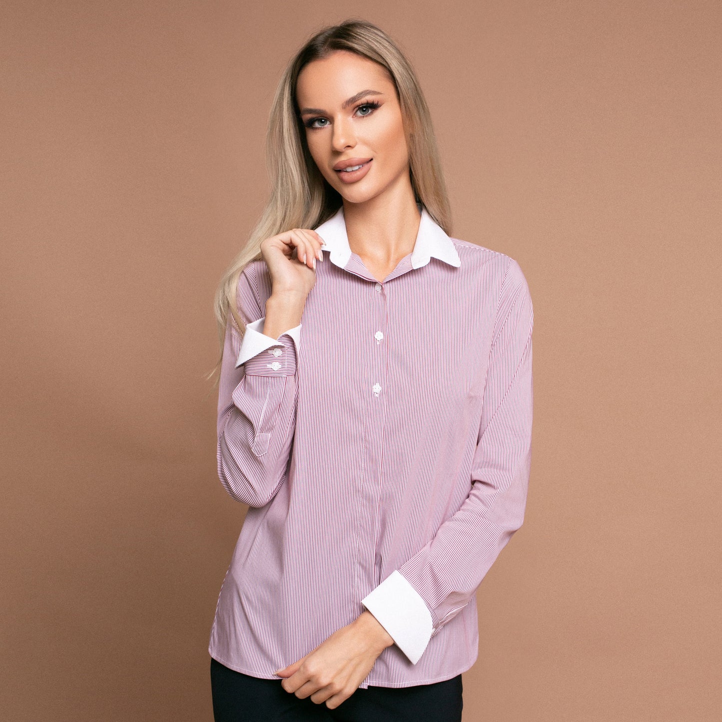 Camasa eleganta slimfit din material alb cu dungi fine roz, cu guler si mansete albe