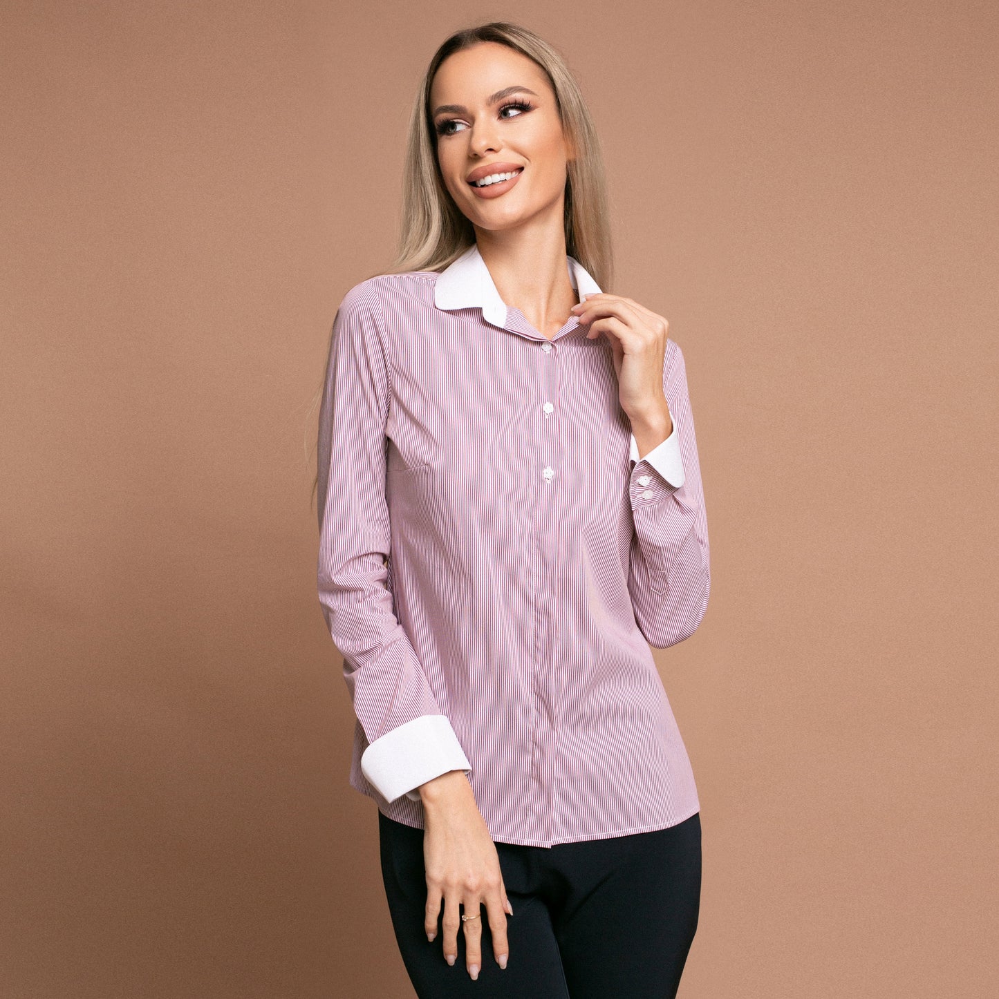 Camasa eleganta slimfit din material alb cu dungi fine roz, cu guler si mansete albe