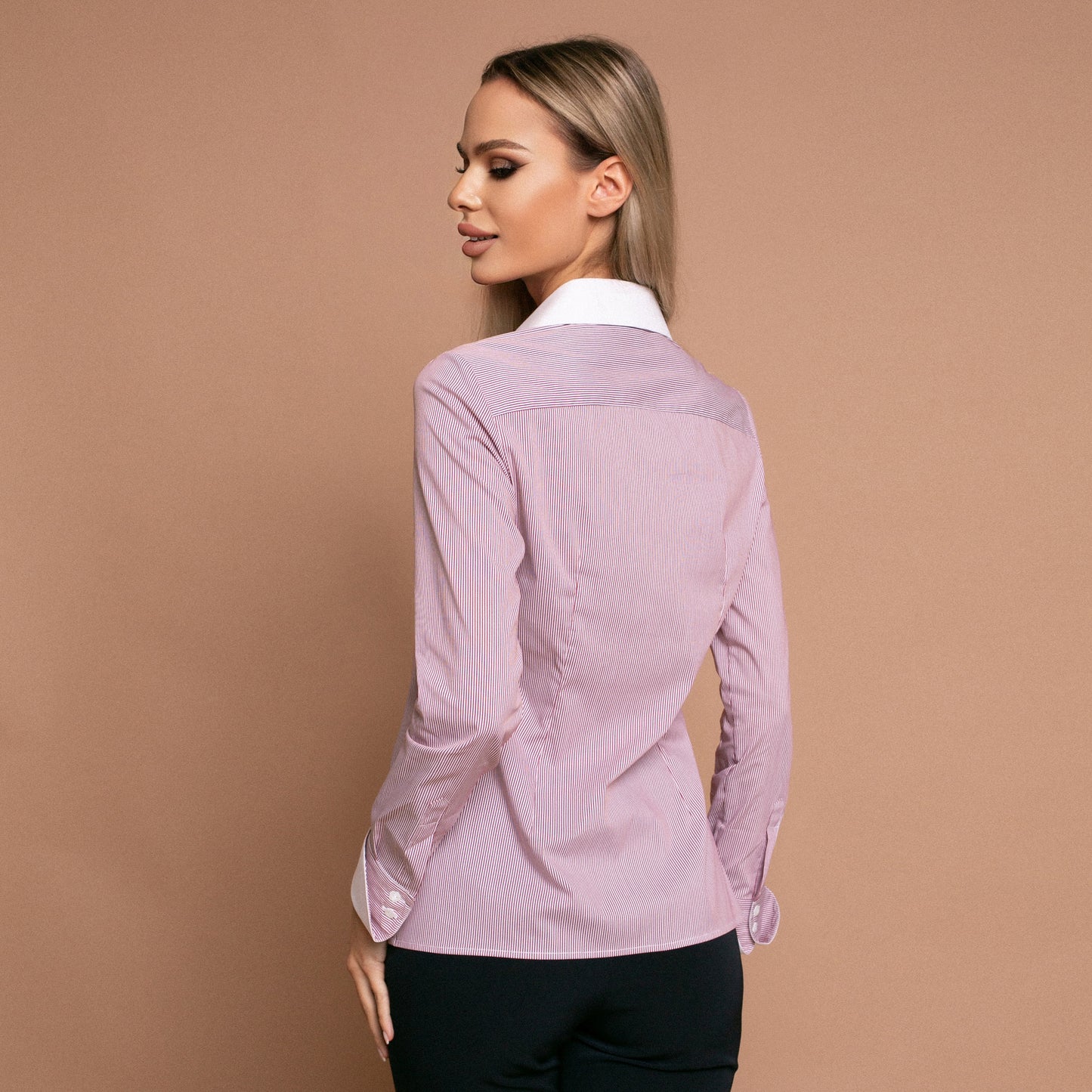 Camasa eleganta slimfit din material alb cu dungi fine roz, cu guler si mansete albe