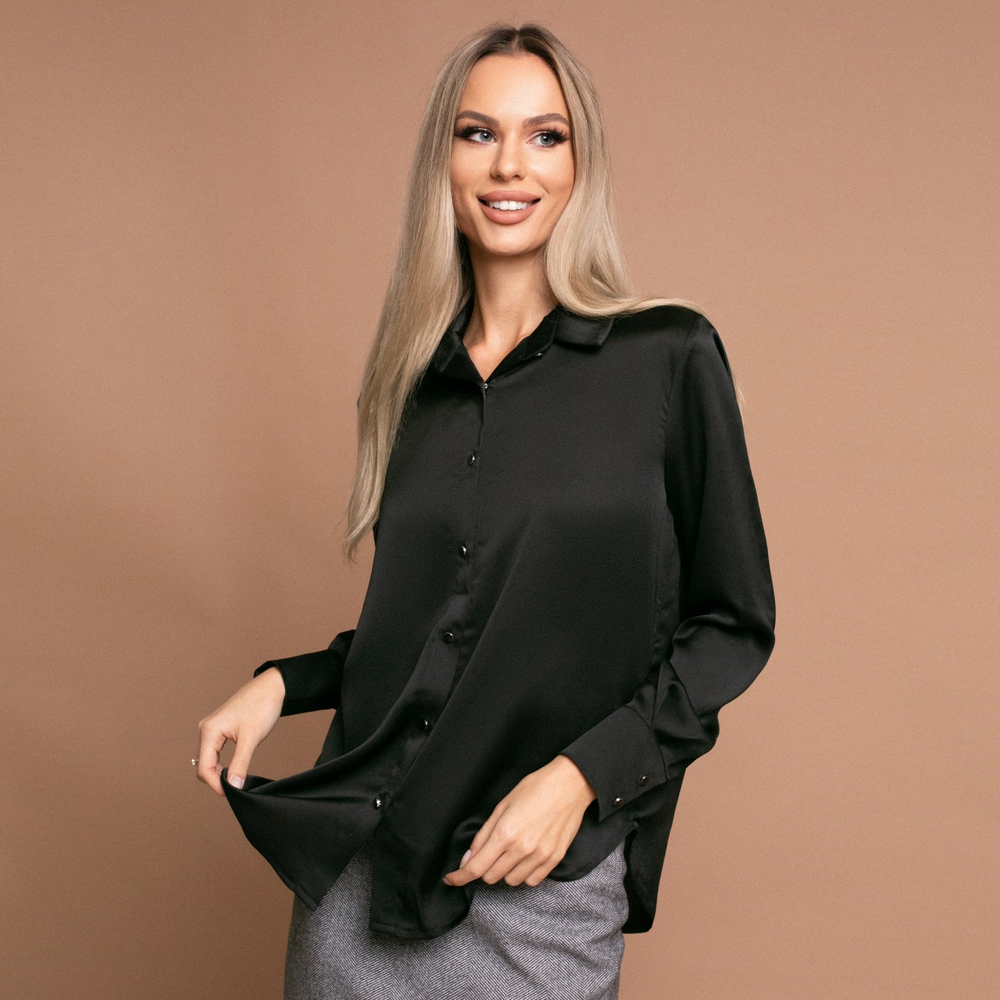 Camasa de culoare neagra, lejera cu maneca lunga si croiala loose fit