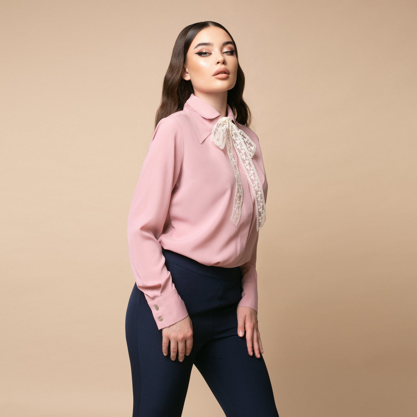 Cămașă damă Princess de culoare roz pudrat, cu guler dublu și fundă din dantelă