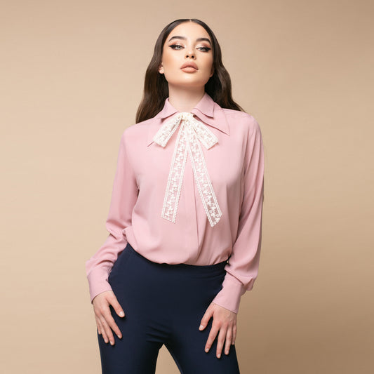 Cămașă damă elegantă de culoare roz pudrat, cu guler dublu și fundă din dantelă