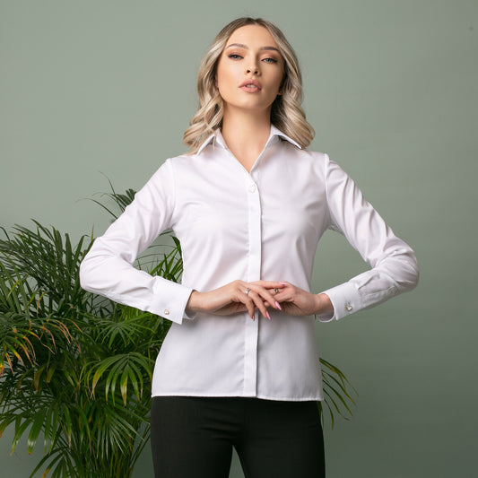 Cămașă elegantă de damă alba, cu guler ascutit și nasturi inimioare