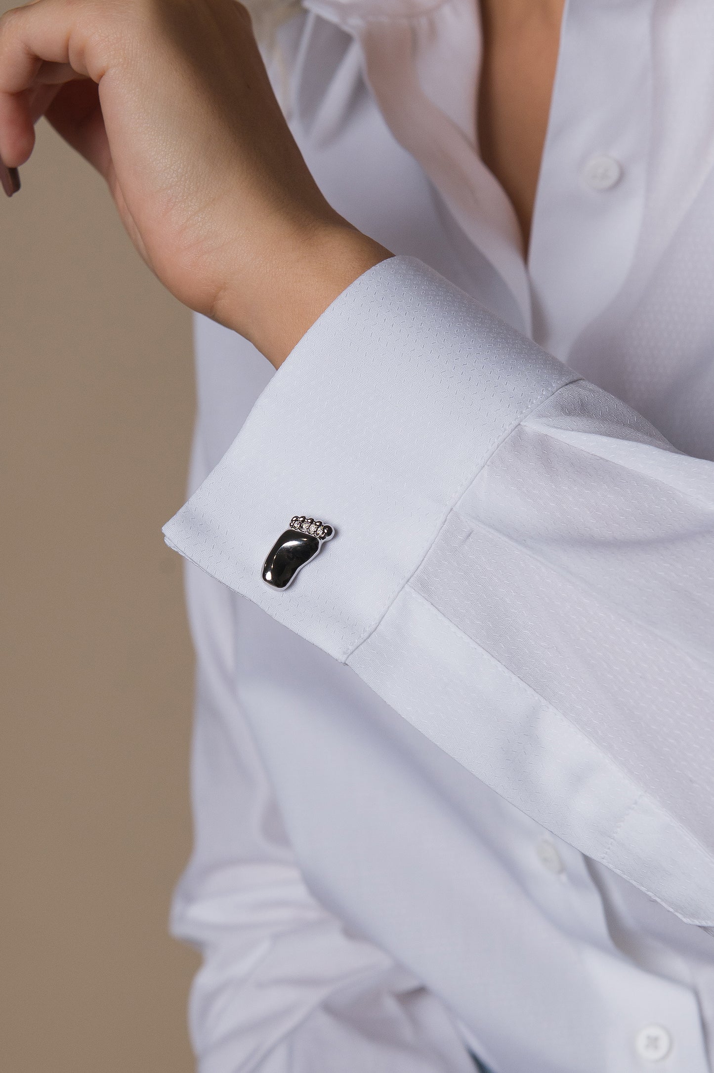 Camasa alba eleganta cu broderie pe guler si manseta artizanala cu contrast negru