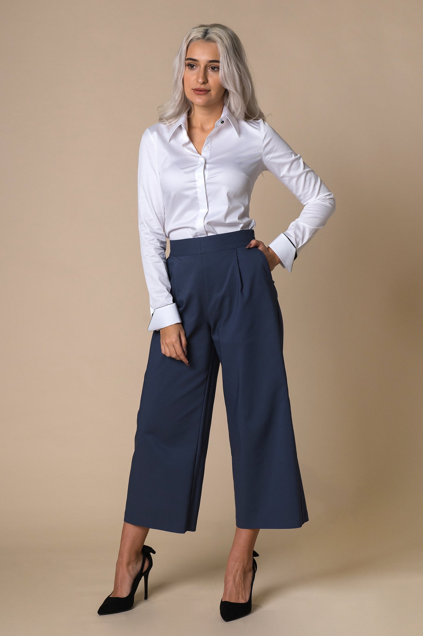 Pantaloni evazati 3/4 de culoare albastru inchis, model culotte