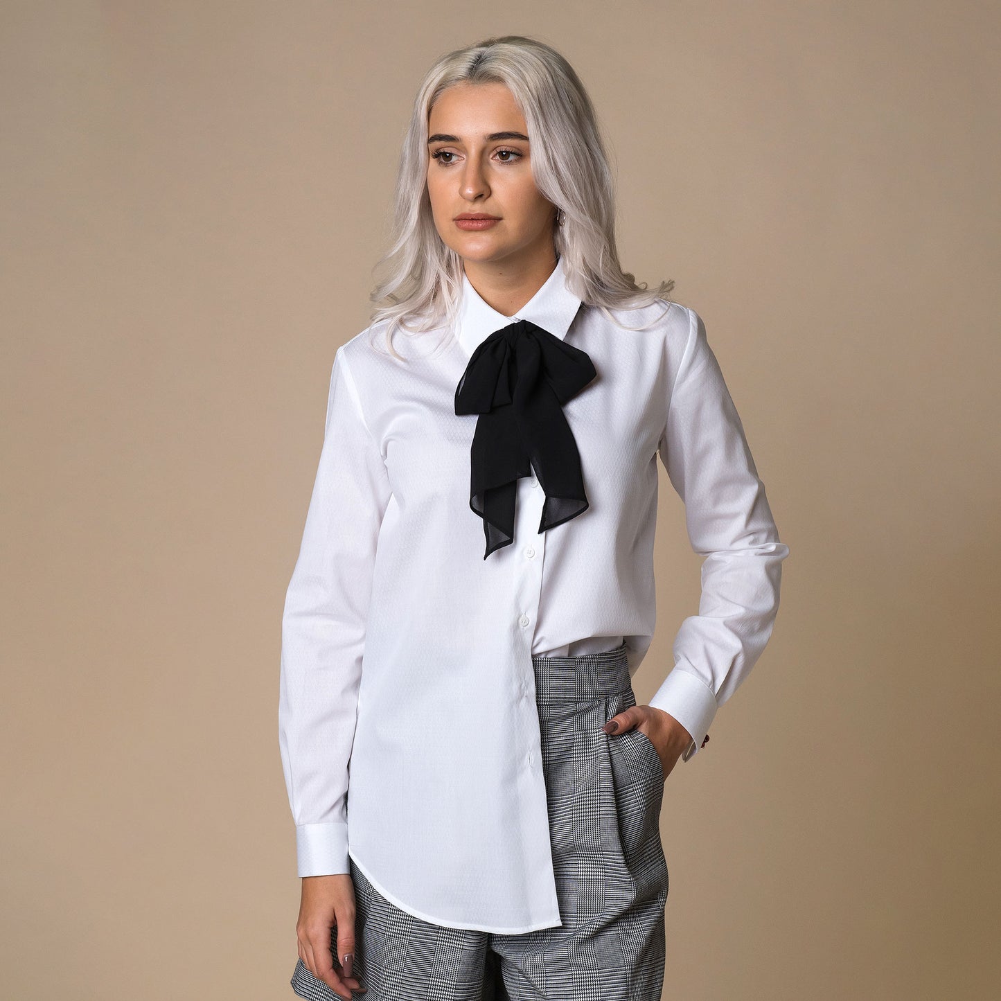Camasa alba cu butoni si esarfa neagra