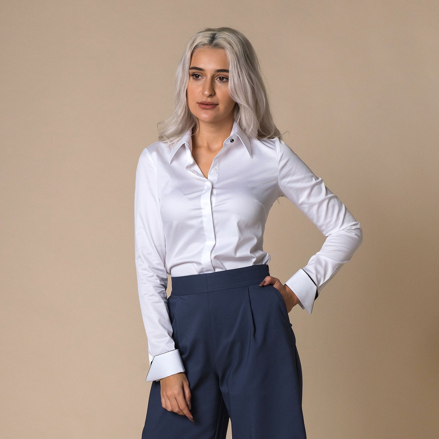 Camasa alba eleganta cu broderie pe guler si manseta artizanala cu contrast negru