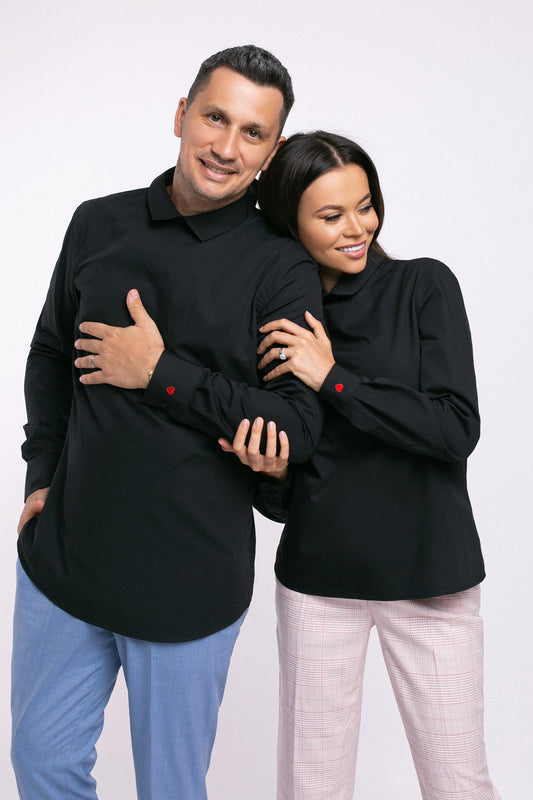 Set camasi negre de cuplu cu inchiderea la spate si inimioara rosie brodata pe manseta