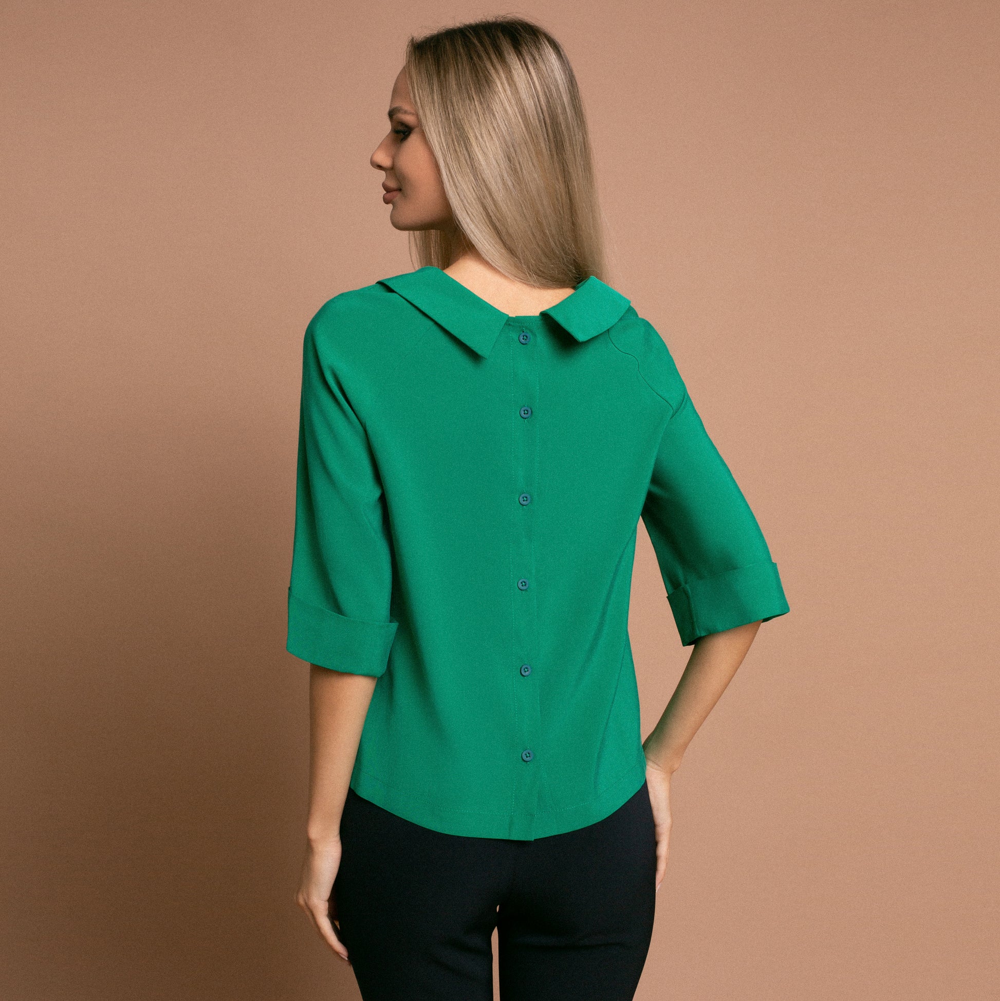 Bluza dama verde smarald cu guler mic, maneca 3 sferturi si nasturi la spate 3