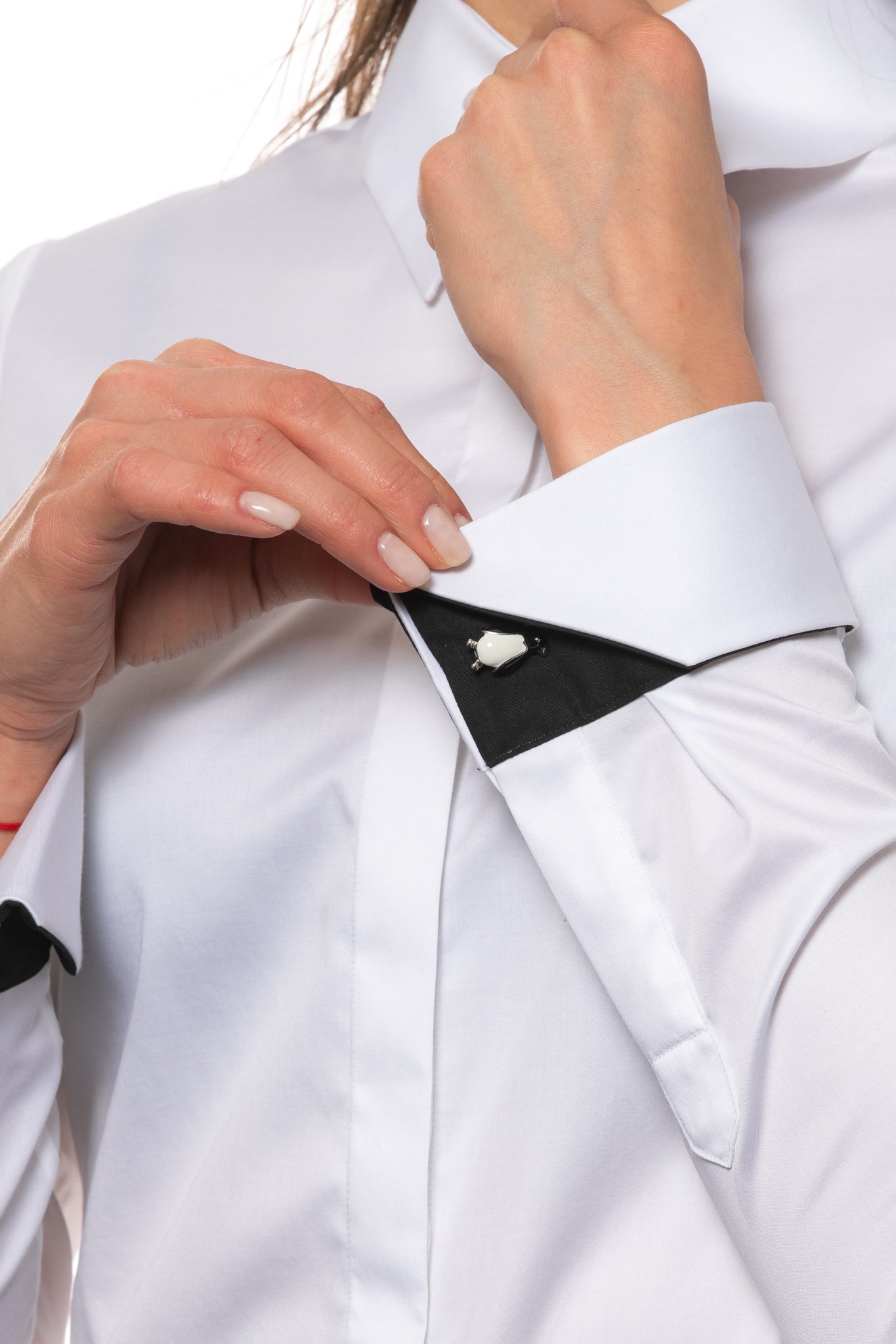 Camasa alba eleganta cu broderie pe guler si manseta artizanala cu contrast negru
