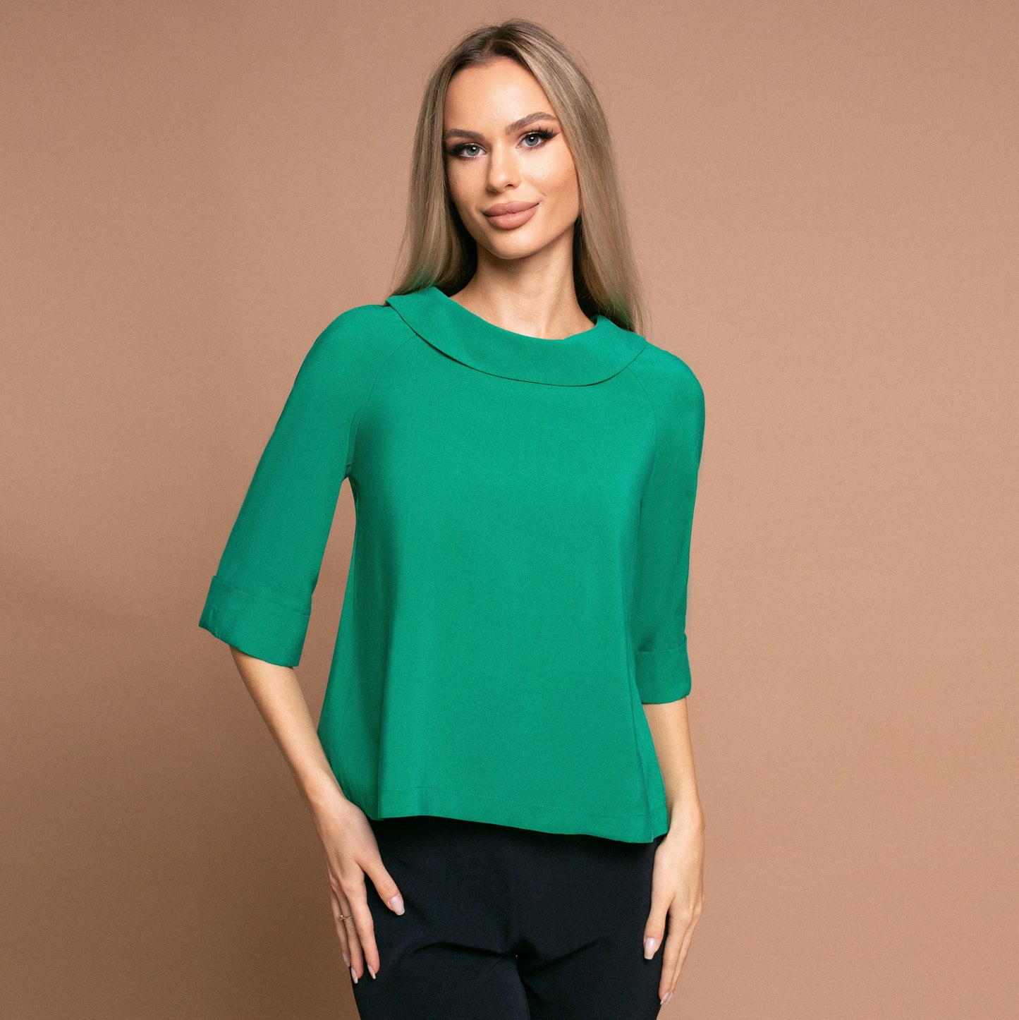 Bluza dama verde smarald cu guler mic, maneca 3 sferturi si nasturi la spate 2